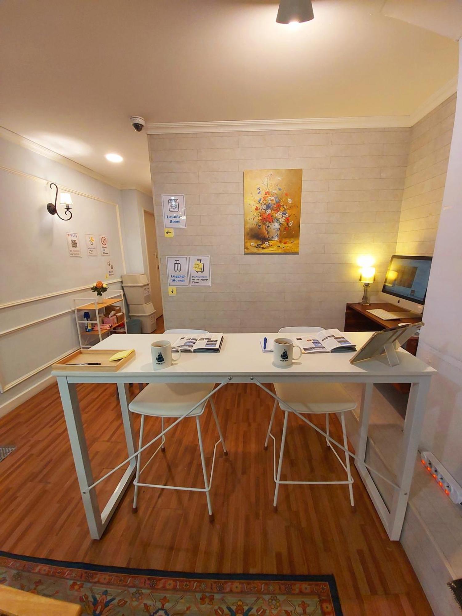 Blue Boat Hostel Myeongdong Seoul Bagian luar foto